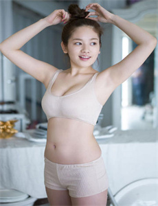 《什么动漫很黄-女人脱了精光让男生摸下面图片》